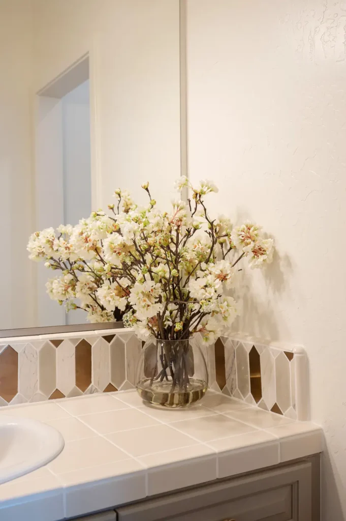 Interior - bathroom countertop detail